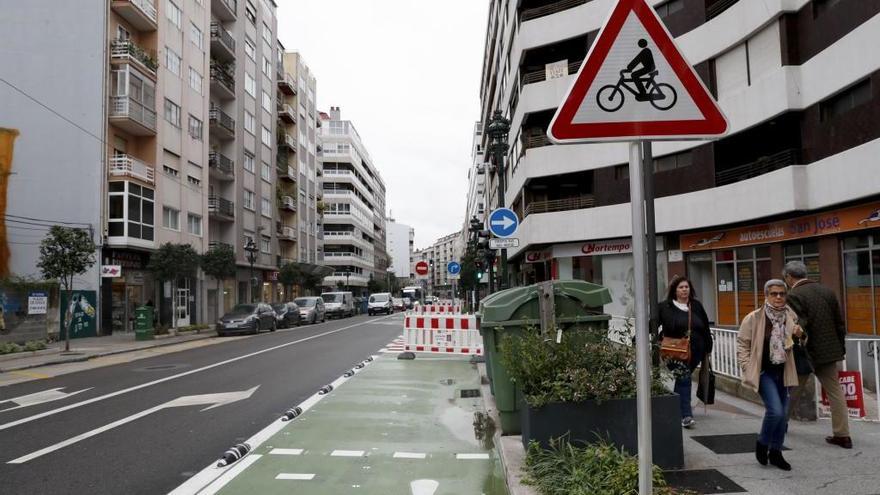 El carril bici de Vigo a su paso por Camelias. // José Lores