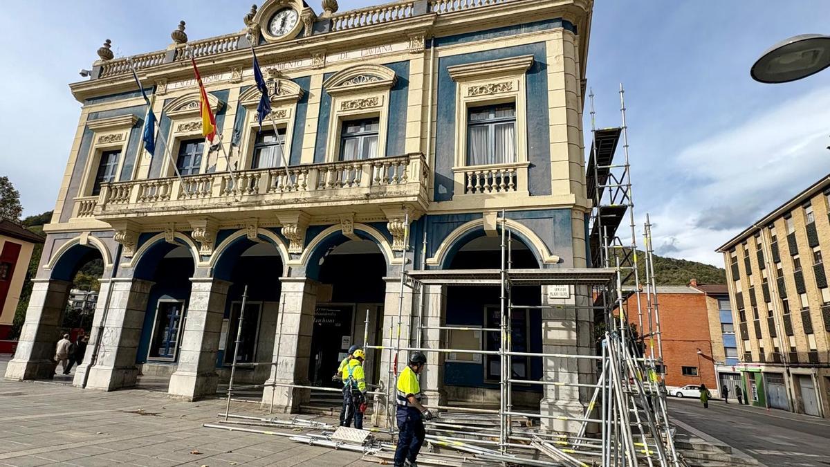 Operarios colocando los andamios para la rehabilitación del Ayuntamiento de Laviana