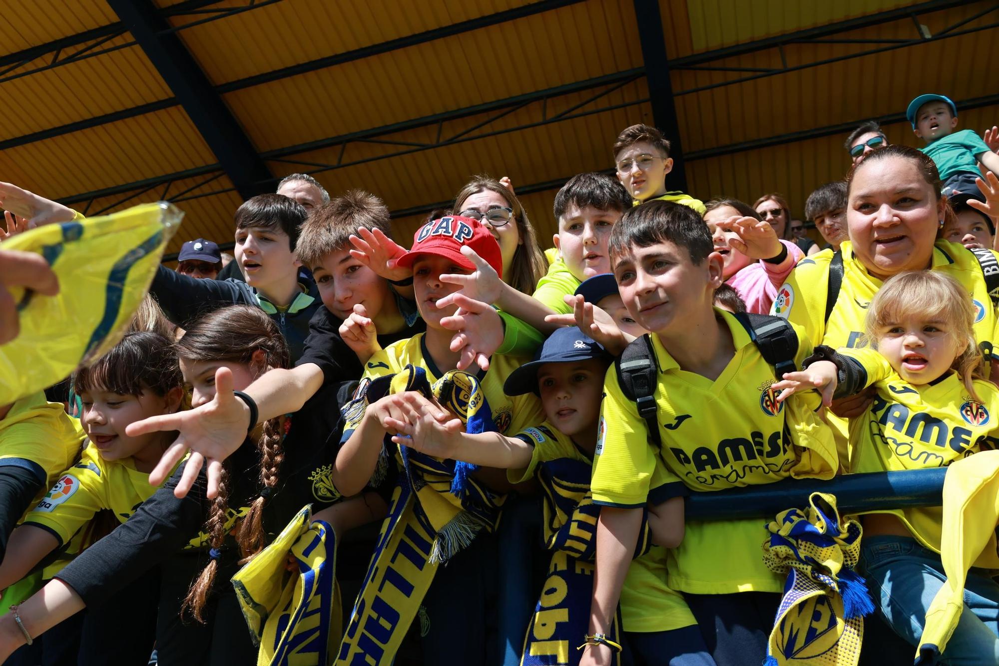 Galería | La afición del Villarreal disfruta con sus ídolos en el entrenamiento de puertas abiertas