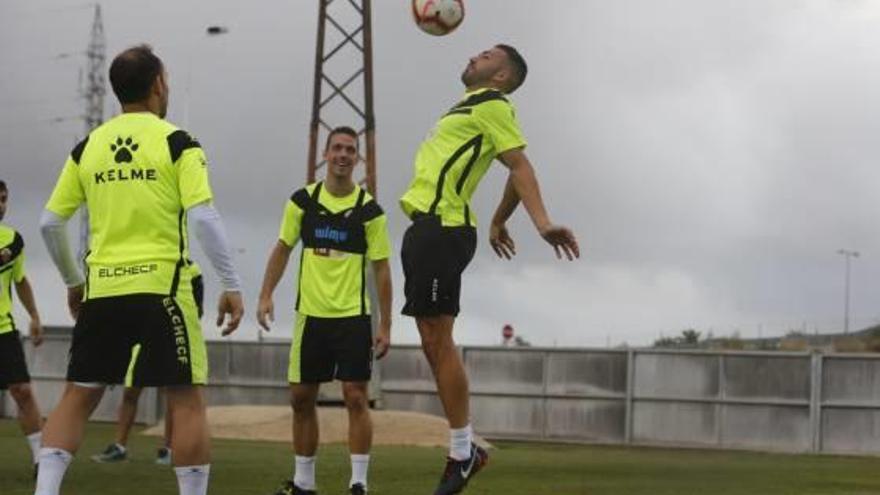 Xavi Torres disputa un balón en presencia de Manuel Sánchez y Nino en un entrenamiento.