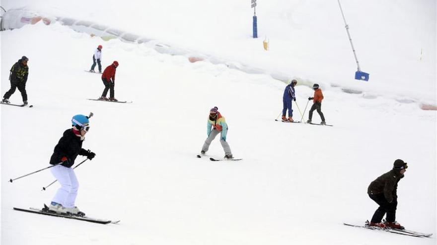 Herido un esquiador al accidentarse fuera de pistas en el Pirineo aragonés