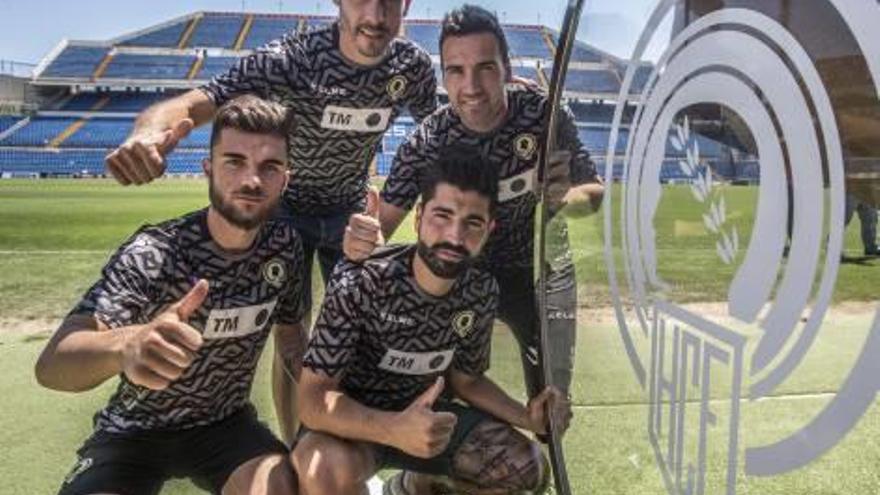 Samuel Llorca, Ismael Falcón, Álvaro Pérez y Carlos Martínez, ayer, posando junto al banquillo local del Rico Pérez.