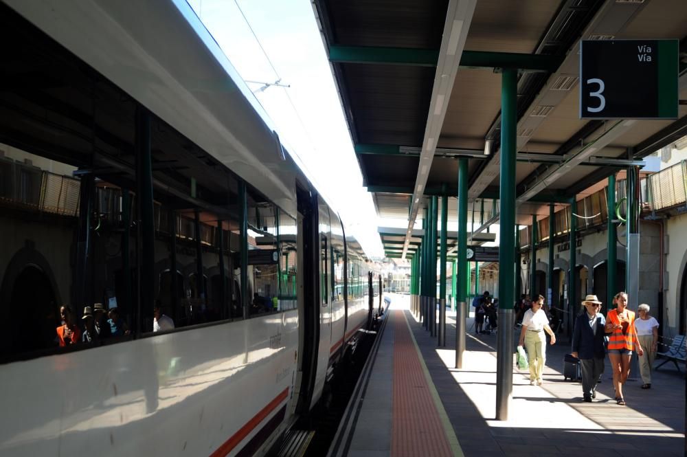 El desvío por Vilagarcía del tren Vigo-Ourense reaviva la demanda del servicio directo a Madrid. El cambio de recorrido fue un caso puntual como consecuencia del incendio forestal en Arbo