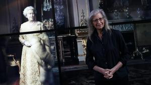 Annie Leibovitz, junto al retrato de la reina de Inglaterra, en la exposición ’Women. New Portraits’, en Londres.