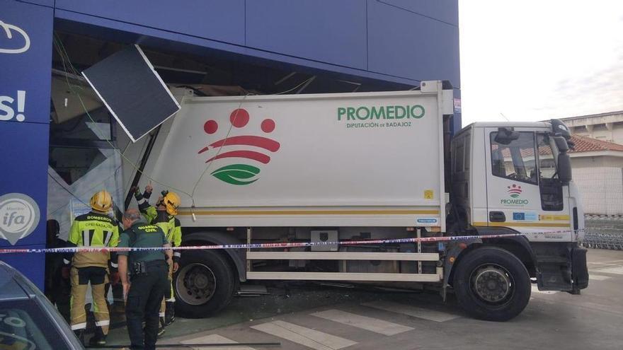 Un camión de basura destroza la entrada de un comercio de Villafranca de los Barros