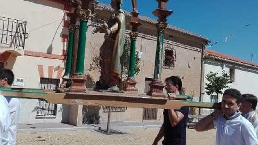 Participantes en la ruta solidaria, caminantes y procesión con La Magdalena.