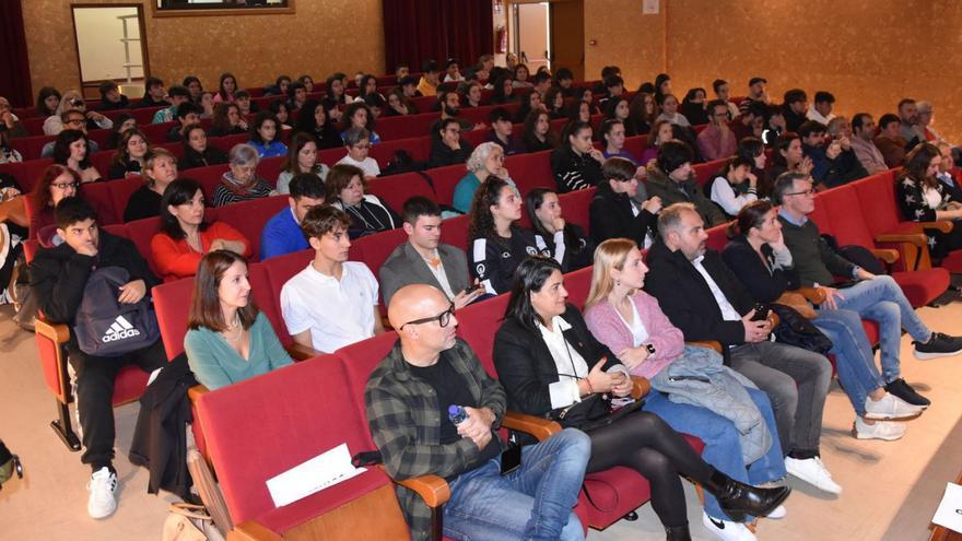 Parte del público que asistió a las jornadas Achégate á igualdade enel auditorio de Bertamiráns