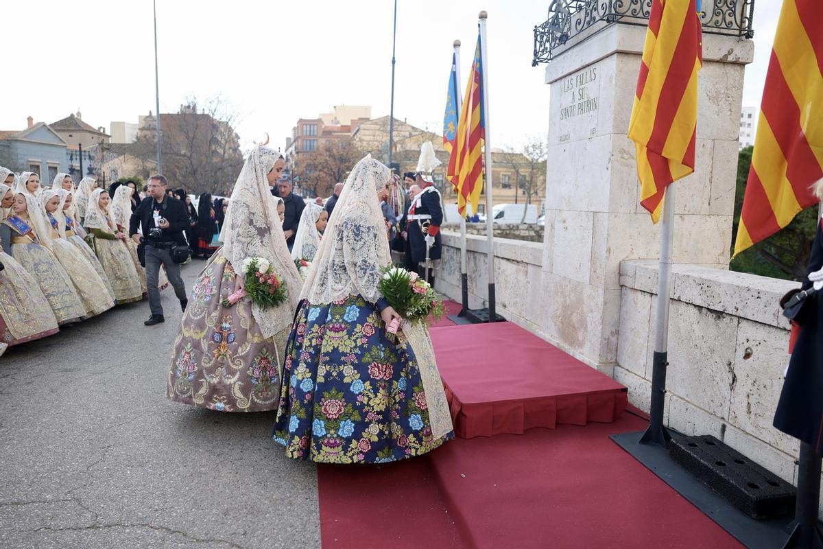 Las falleras mayores depositan flores al pie de la estatua de San José.