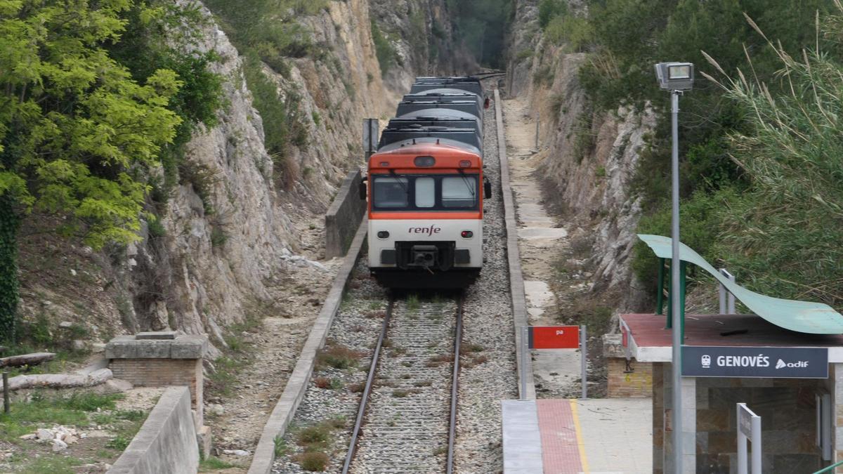 Un tren automotor diesel de la serie 592.2 entra en la estación de Genovés en la línea ferroviaria Xàtiva-Alcoi.