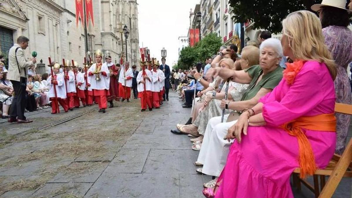 Sillas en la procesión del Corpus de Sevilla 2025.