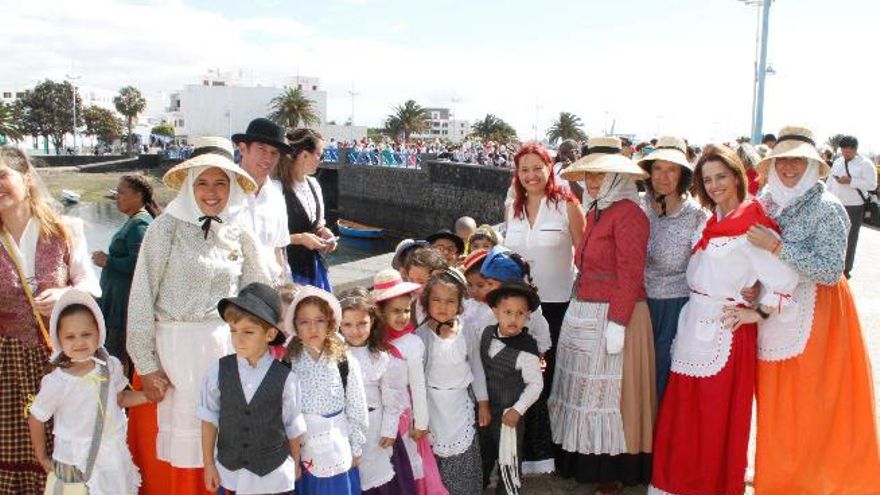 Profesores y alumnos del colegio Nieves Toledo, en la romería por el Charco de San Ginés.