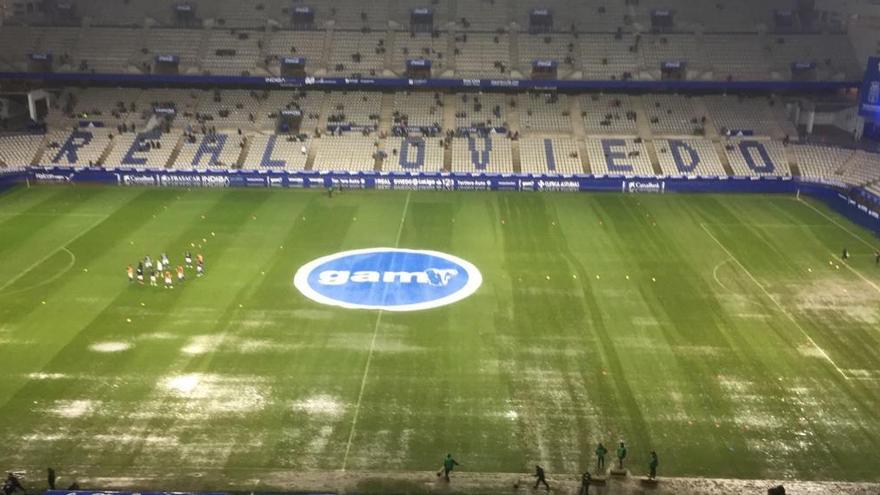 Aspecto del césped del Carlos Tartiere antes del Oviedo-Osasuna