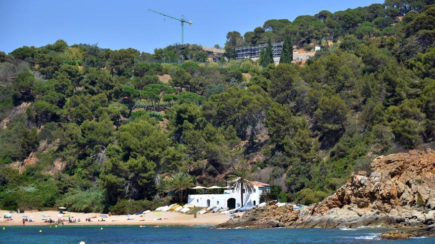 En una imatge d&#039;arxiu, la platja de Canyelles, sota la finca de Can Juncadella a Lloret de Mar