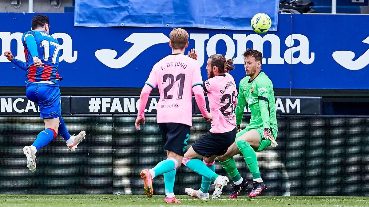 De Jong, Mingueza y Neto no evitan un tiro de Kike.