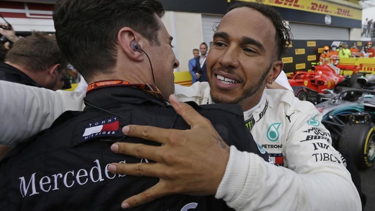 El británico Lewis Hamilton (Mercedes) abraza a uno de sus mecánicos tras arrasar en el GP de Francia.