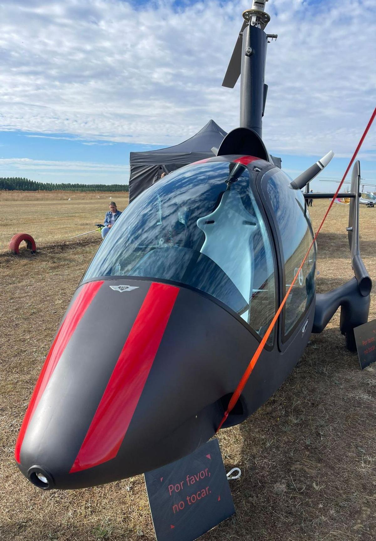 La primera ambulancia aérea medicalizada emprende el vuelo en la Región