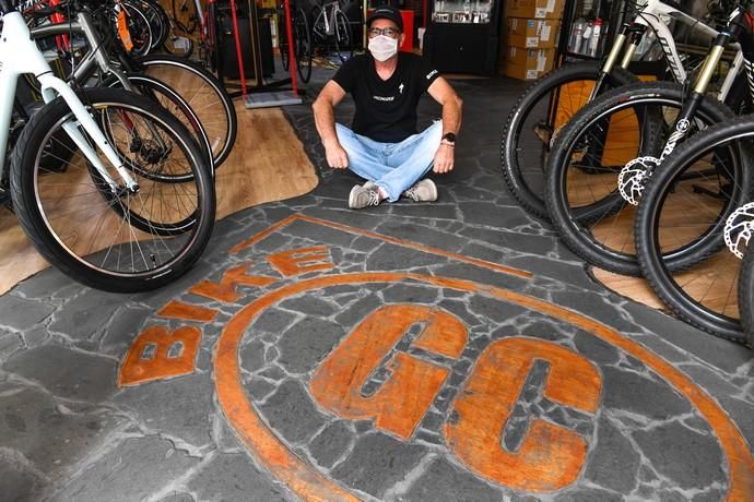 21-05-20   CANARIAS Y ECONOMIA. CALLE ALEMANIA . LAS PALMAS DE GRAN CANARIA. Johannes Schoefecker es propietario de Bike Gran Canaria, tienda de venta y reparación de bicicletas que ha visto crecer el negocio en esta crisis. Fotos: Juan Castro.  | 21/05/2020 | Fotógrafo: Juan Carlos Castro