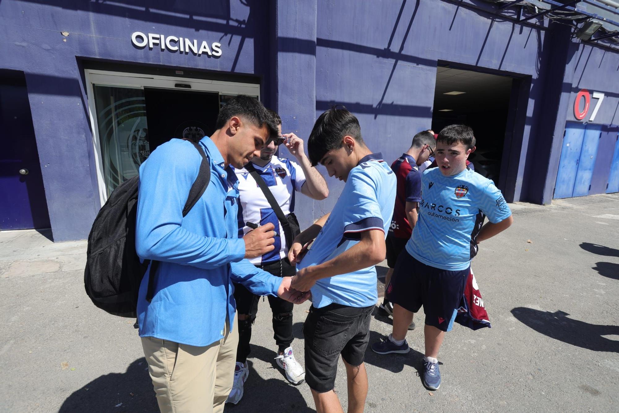 Algunos aficionados desean suerte al Levante UD antes de viajar a Buegos