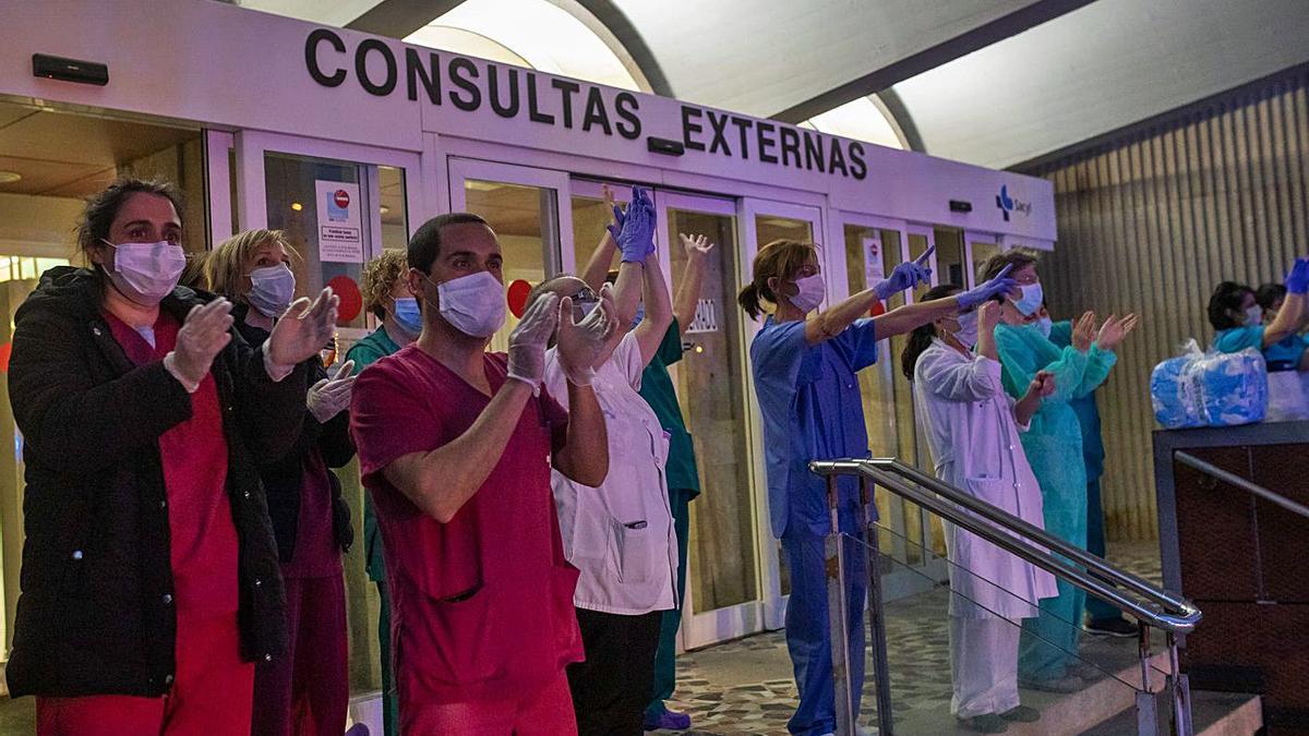 Los sanitarios aplauden a las puertas del Virgen de la Concha, en abril. | Emilio Fraile