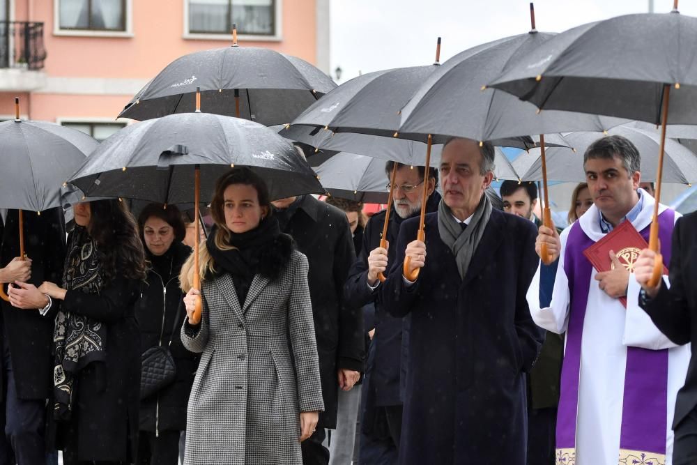 Grandes nombres de la política arropan a Rajoy en el entierro de su hermana en Pontevedra