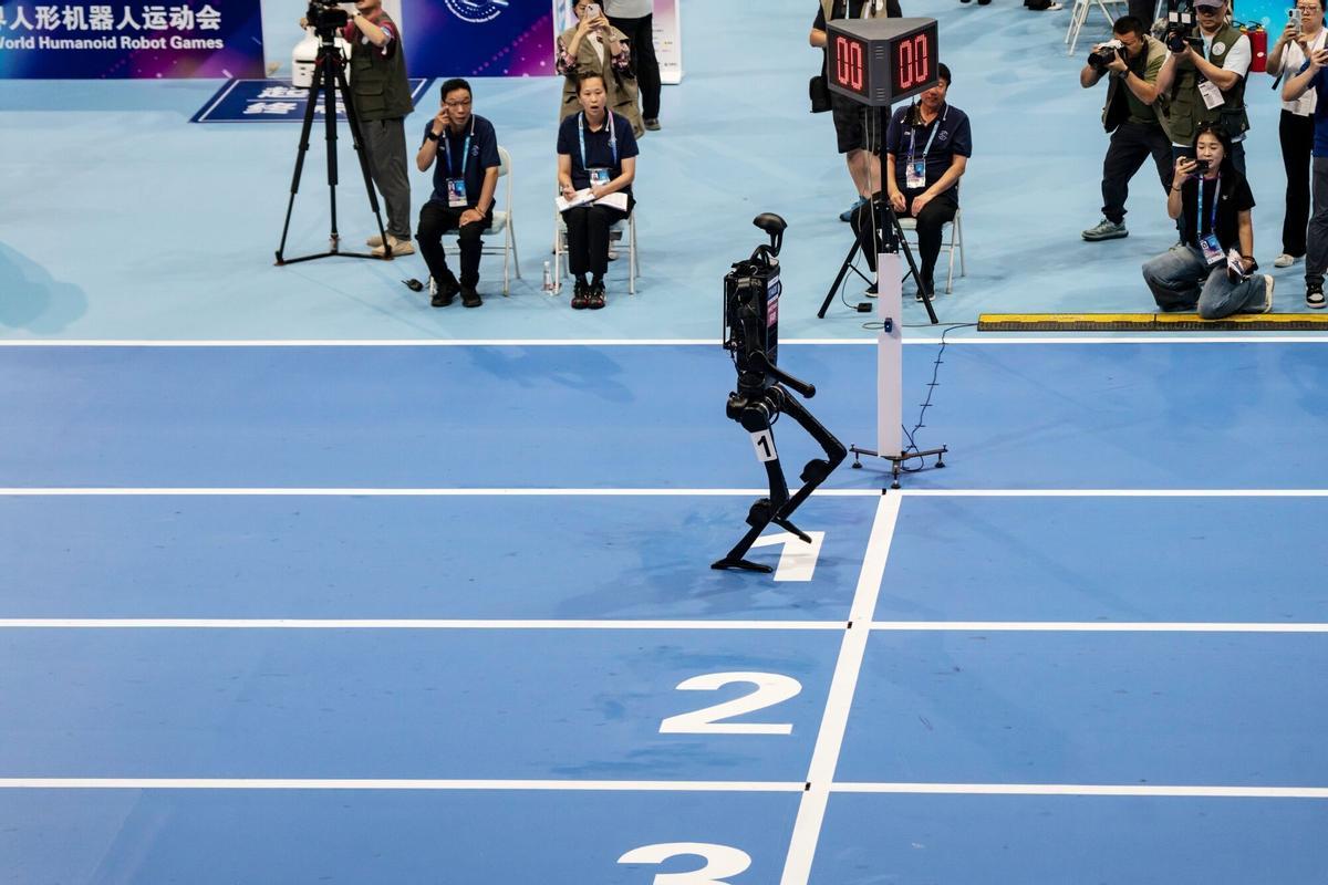 Un robot humanoide Unitree compite en la carrera de 1500 metros durante los Juegos Mundiales de Robots Humanoides en Pekín, China, el viernes 15 de agosto de 2025. El evento se celebra hasta el 17 de agosto. Fotógrafo: Qilai Shen/Bloomberg