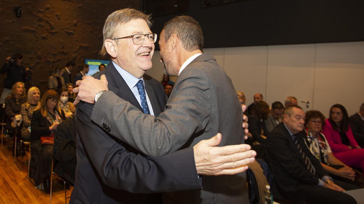 Puig se abraza con el alcalde de Elche en un acto en Madrid, para reclamar la sede de la Agencia Espacial