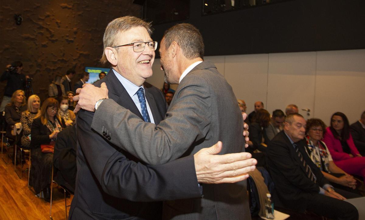 Puig se abraza con el alcalde de Elche en un acto en Madrid, para reclamar la sede de la Agencia Espacial