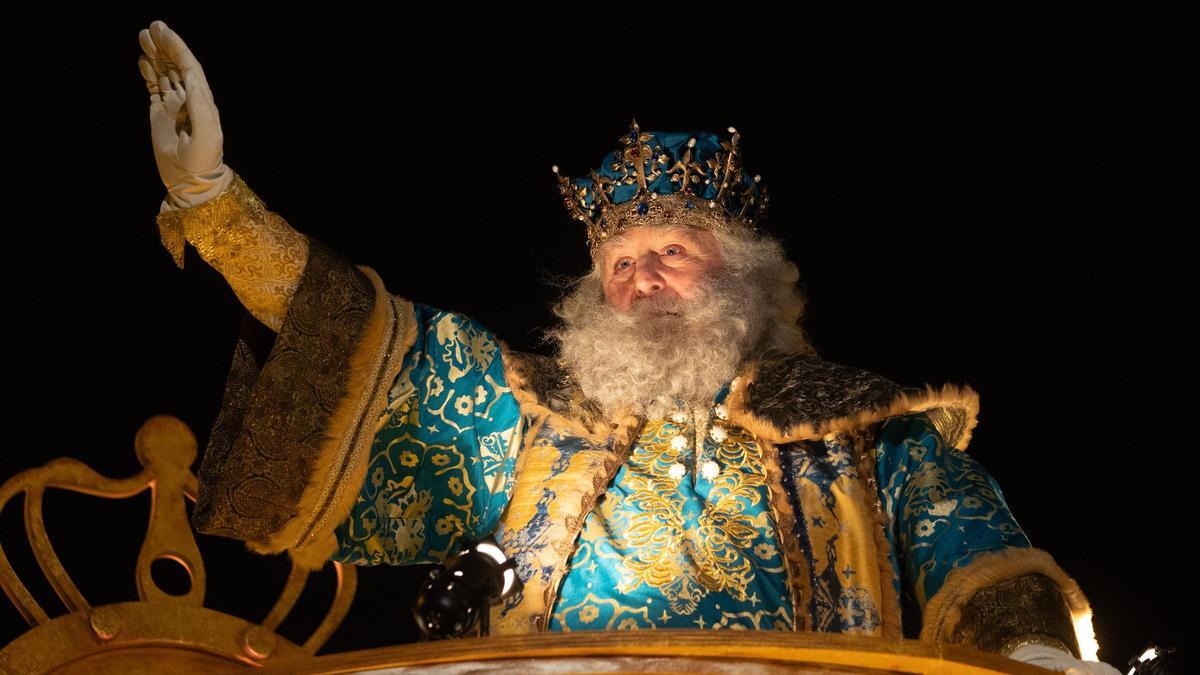 Melchor llega en su carroza con forma de barco a la Cabalgata de Reyes Magos de Madrid.