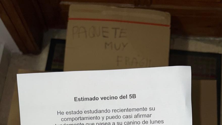 Recibe una perturbadora nota y un paquete &quot;muy valioso&quot; de su vecino y se hace viral