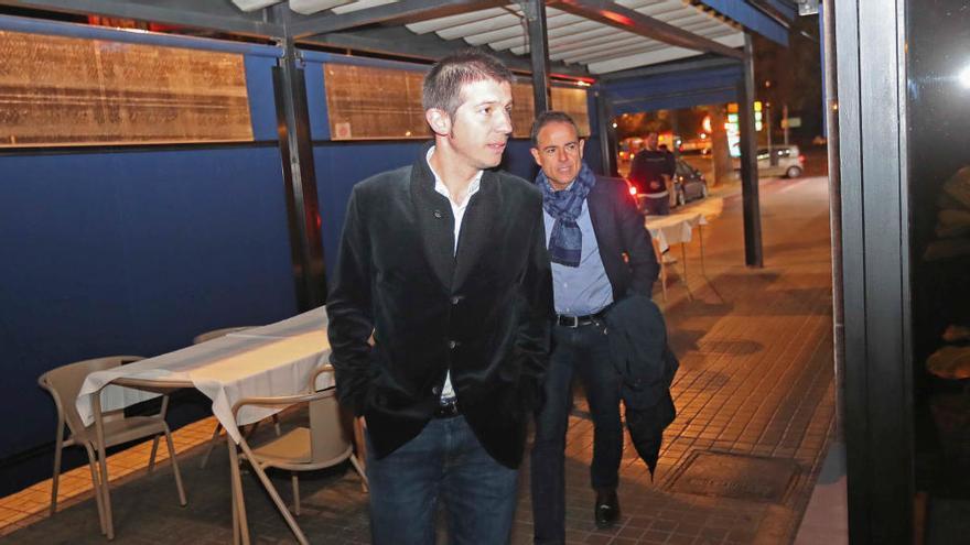 Celades llega a la cena del equipo, ayer en València.