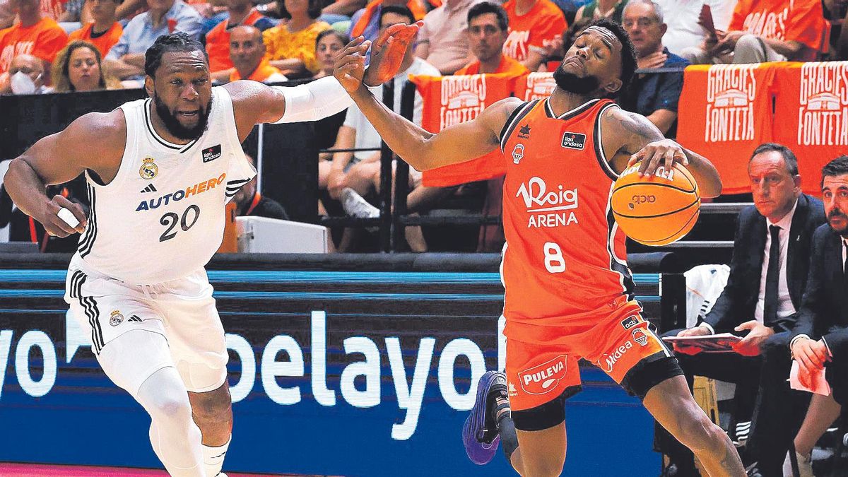 Jean Montero, con la posesión del balón, en el último partido disputado la temporada pasada, en la final ante el Real Madrid en la Fonteta