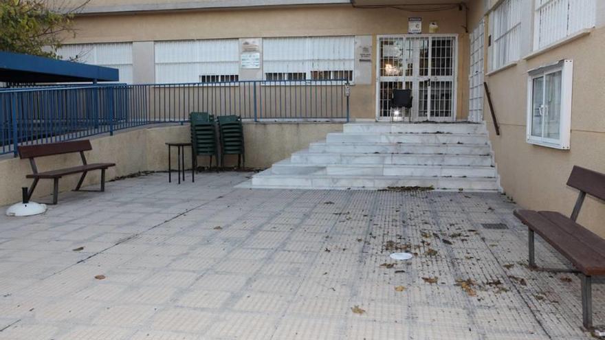 El centro social de Cazalla está abandonado, según denuncian los vecinos y el PSOE.