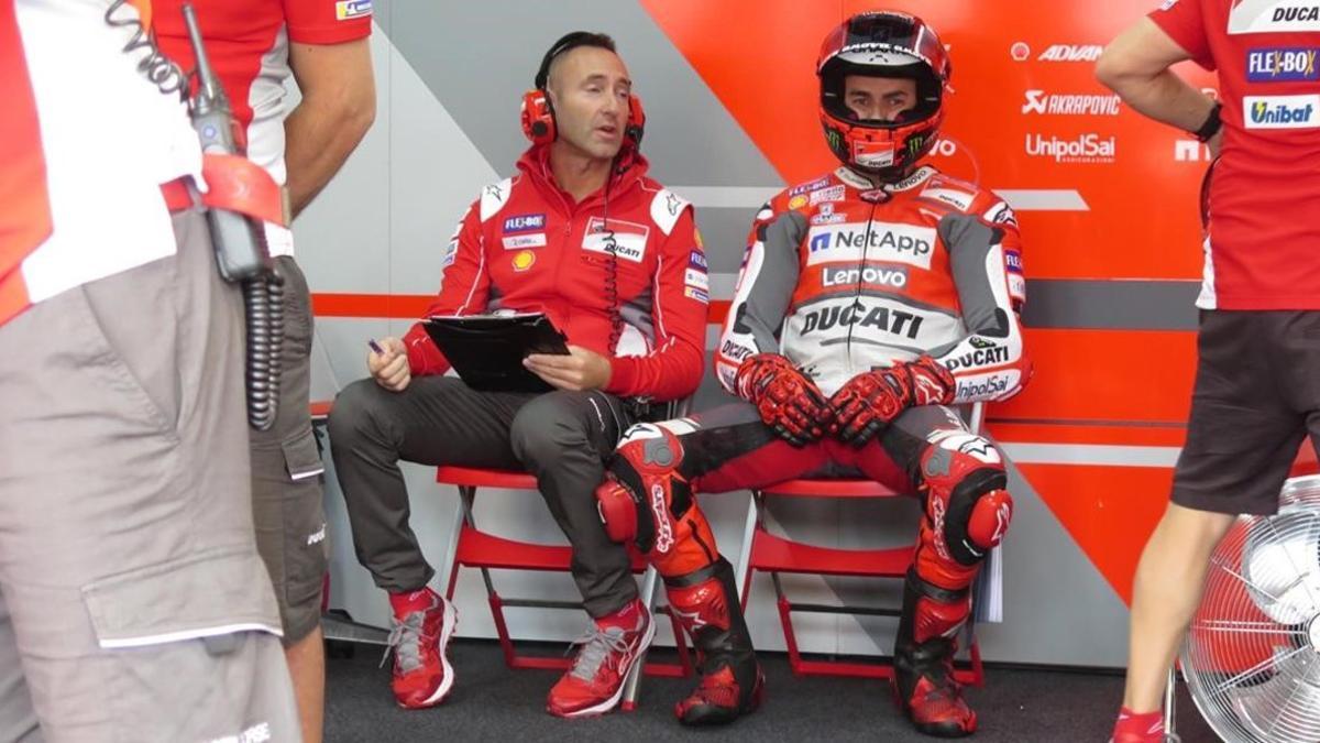 Jorge Lorenzo, en su box, después de decidir, tras dar dos vueltas con su Ducati a Motegi, que causará baja en el gran premio del domingo.