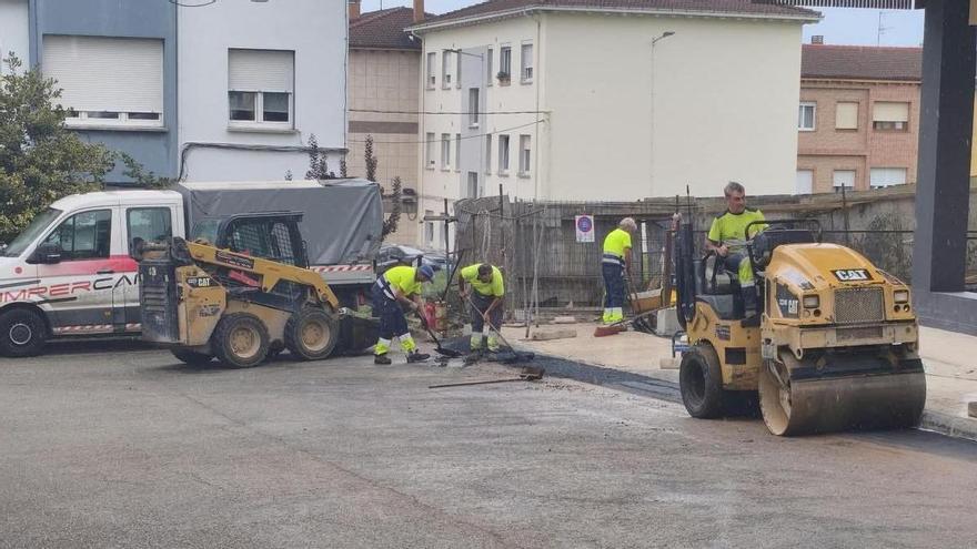 Un conflicto por una rampa lleva a esta barriada de Gijón a acudir al Defensor del Pueblo para saber si son suelo público o privado: "Nos están asfaltando encima y estamos en tierra de nadie"