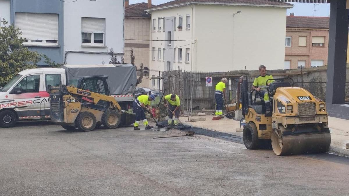 Trabajadores en la construcción de la rampa del garaje que sale hacia La Tejerona