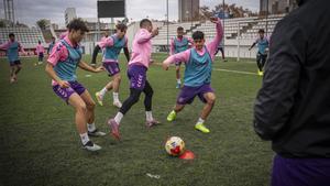 Barcelona. 11 de diciembre del 2025. Reportatge CE LHospitalet, fotografias del entreno, retratos del capitán, Cristian Gómez, y del director deportivo, Javier de San Nicolás. Fotos de Sandra Roman.