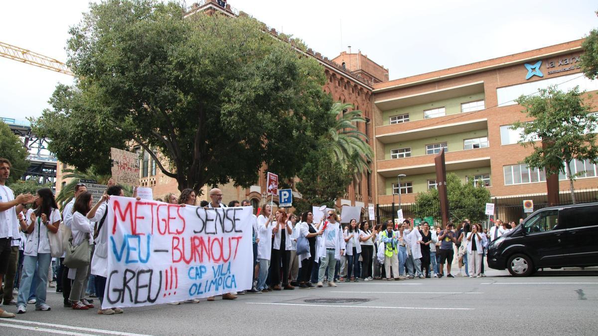 La protesta dels metges davant del recinte de la Maternitat, on hi ha el Departament de Salut