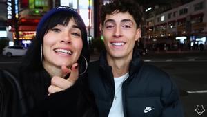 Aitana junto a Plex en el vídeo de YouTube en Japón.