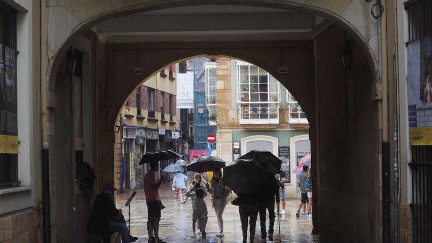 La lluvia sorprende a los turistas en Oviedo