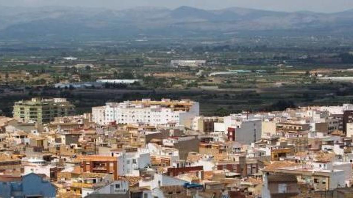 Vistas del casco urbano de Llíria, con zonas de urbanizaciones y diseminados detrás.