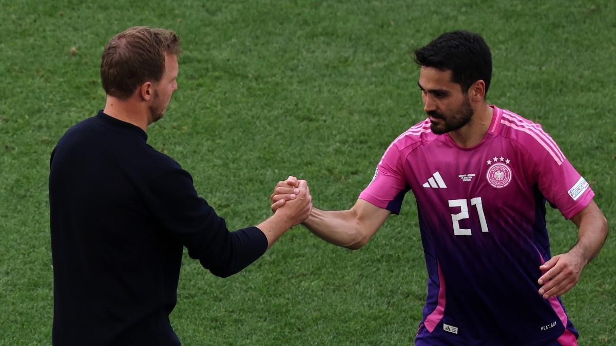 Ilkay Gundogan y Julian Nagelsmann se chocan las manos en un partido de la Eurocopa 2024