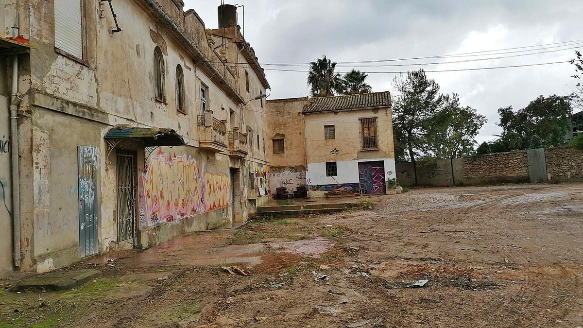 El Molí dels Frares, formado por edificios de varias épocas, guarda un valioso mural del siglo XVII.