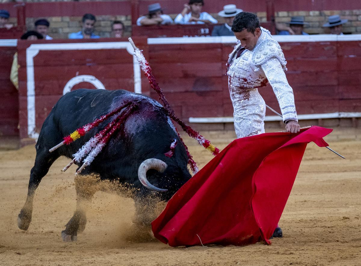 HUELVA 01/08/2024 - El matador de toros David de Miranda, durante su faena hoy jueves, en la plaza de toros de Huelva, donde se celebra la feria taurina de Colombinas. EFE/Julián Pérez