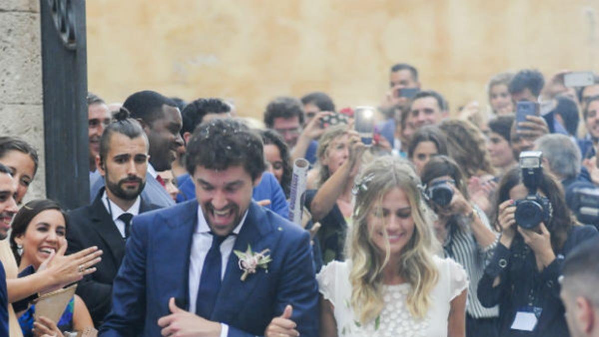 Los novios tras la ceremonia en la iglesia de Santa María