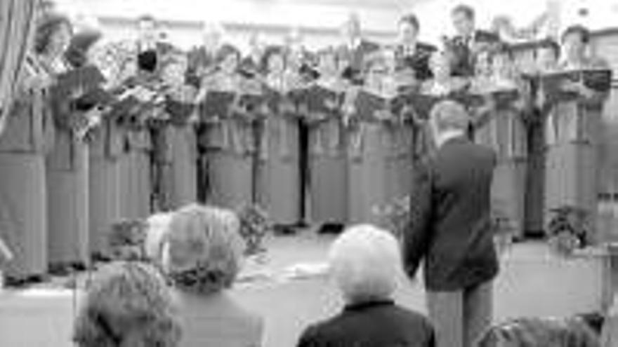 La Coral de Santa María de la Montaña ofreció un recital de villancicos a los alumnos del IES Agora