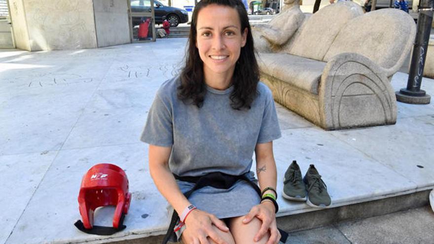 Fani Hernández, con un casco de taekwondista y las zapatillas de &#039;runner&#039;.