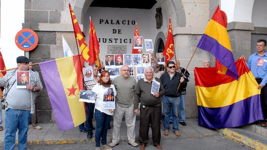 Miembros de la Asociación para la Recuperación de la Memoria Histórica de San Lorenzo en una protesta de 2012.