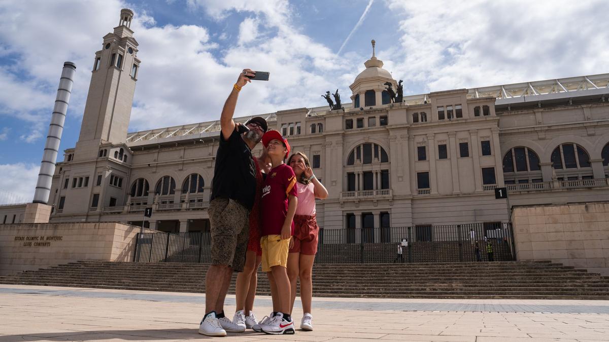 Una familia se hace un selfie en los alrededores del estadio olímpico de Montjuïc.