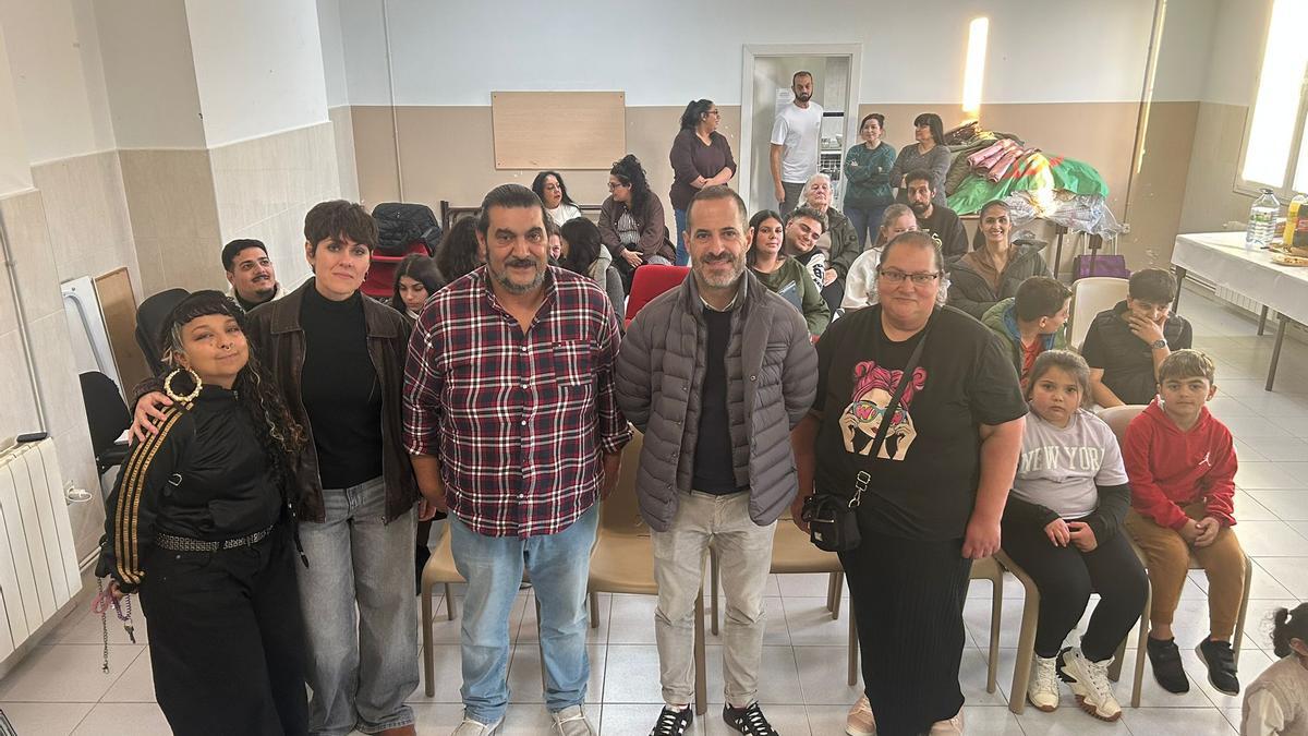 Por la izquierdfa, Cristina Trinidad Reyerta, Sandra Carmona, Manolo Gabarri, Ángel García y Dora Gabarri, al inicio del encuentro, en el Albergue de La Carrera.