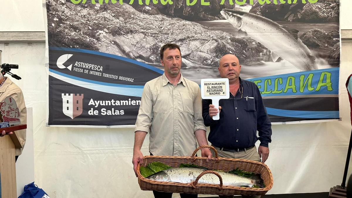 El pescador Gonzalo Díaz junto al comprador de la puja récord, José Manuel Blanco.